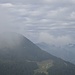 Beim Blasenhag Almkreuz: Kranzhorn mit Wolken, rechts Wendelstein und Hochsalwand mit Lechnerköpfl