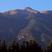 Bei Μουσθένη (Mousthéni) machten wir auf einer Raststätte eine Pause. Die Raststätte liegt schön gelegen am Fuss des kleinen Gebirges Όρος Παγγαίο (Óros Pangaío). Die höchste Erhebung des Gebirges ist der versteckte 1956m hohe Μάτι (Máti); auf dem Foto ist der Vorgipfel Πιλάφ-Τεπέ (Piláph-Tepé; 1835m) zu sehen.