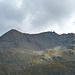La bella cresta che collega le due vette del Torena.
A destra della cima principale la cresta seguita oggi.
