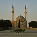 Sehidliq Moschee, welche gegenüber den Flame Towers steht und deshalb beinahe "untergeht" ...