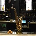 die Flame Towers werden unterschiedlich genutzt: Hotel, Restaurants, Kongresse ... - hier sind wir in der Bar mit einem der originellsten Zapfhähnen, den ich je gesehen habe: ein Original-Saxophon, welches eigens für den Bier-Ausschank umgebaut wurde ;-))