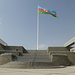 eine gigantische Nationalflagge, welche auf dem zweithöchsten Flaggenmasten der Welt angebracht ist