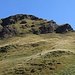 Im immer steiler werdenden Aufstieg zum Südgrat des Camoghè. Hier peilten wir die grasige Rinne an, links des dunklen Felsaufschwungs (im rechten Bilddrittel).