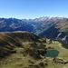 Der Blick über die Alpe di Lago bis hinauf ins Val Bedretto