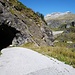 Die geteerte Strasse vom Lago del Zött nach Robiei führ durch beleuchtete Tunnels