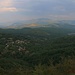 Aussicht auf die bewaldete zentalmazedonische Landschaft in Zentralmazedonien von der Passstrasse nördlich vom Стража помине (Straža pomine). Das Dorf ist Церово (Cerovo).