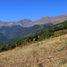 Schon wenig oberhalb Ѓурѓевиште (Gjurgjevište) ahtten wir eine herrliche Sicht ins bewaldete Tal der Маздрача (Mazdrača). Der Horizont ist auch schon der Hauptkamm des Gebirges Шар Планина (Šar Planina). <br /><br />Rechts sind die Vorbauten unseres Ziels Велика Рудока (Velika Rudoka) / Maja e Njerit zu sehen. In der Bildmitte ist die 2582m hohe Golema Vraca (Голема Враца) / Vraca e Madhe. 