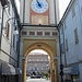 La torre dell'orologio che precede l'ingresso in piazza Bentivoglio a Gualtieri.