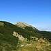 Capanne di Lago Scuro e, sullo sfondo, il Monte Scala