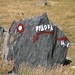 Markierung mit Wegweiser zur Велика Рудока (Velika Rudoka) / Maja e Njerit.