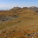 Aussicht aus der westlichen Gipfelflanke zum Grenzkamm zwischen Kosovo und Mazedonien. Der nahe, gegenüber liegende Gipfel ist der nahe namenlose P.2562m. Hinter ihm stehen links der 2554m hohe Челепински Врв (Čelepinski Vrv) und rechts die 2610m hohe Трпезница (Trpeznica) / Tërepeznicë.
