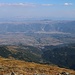 Велика Рудока (Velika Rudoka) / Maja e Njerit (2661m): Gipfelaussicht nach Osten auf die weiten Ebenen des Вардар (Vardar). 
