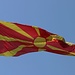 Die Mazedonische Fahne weht auf der Burgruine Кале (Kale) über der mazedonischen Haptstadt.