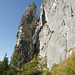 Einstieg zum Klettersteig - links der freistehende Meilerstein