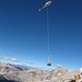 Heli im Anflug: er bringt frische Matratzen und fliegt gleichzeitig Altmaterial hinunter ins Tal.