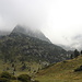 Im Aufstieg zwischen La Molinassa und Refugi de Baiau - Rückblick. Die Bergspitzen verstecken sich nach wie vor in den Wolken.