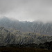 Im Aufstieg zwischen La Molinassa und Refugi de Baiau - Blick zum wolkenverhangenen Grenzkamm Spanien/Andorra.