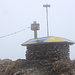 Comapedrosa - Am Gipfel herrscht Sturm, und die Sicht beträgt vielleicht gerade einmal 20 Meter. Dafür hat mittlerweile der Betonsockel ein "Update" erhalten: So können wir uns auf Tafeln das theoretisch mögliche Panorama anschauen. 