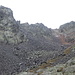 Im Abstieg zwischen Portella de Baiau und Refugi de Baiau - Rückblick zur Scharte. Unser Übergang über den Kamm ist aus dieser Perspektive von den Felsen (links) verdeckt.