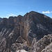 Toller Blick hinüber zur Furcia Rossa Spitze 3 - der direkte Übergang ist mangels einer Steiganlage nicht möglich. Auch die anderen Gipfel des Gebietes sind ersichtlich; beachte die gewaltigen Steilabbrüche ins Val Travenanzes !