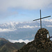 Gipfelsteinmann mit Kreuz und Ski