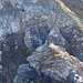 Rechts der Bildmitte sind zwei auf unserer Abstiegsroute im Aufstieg zum Rothorn 2526m. Im unteren Teil sind Bohrhaken und Fixseile vorhanden.