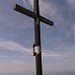 Gipfelkreuz. Im Hintergrund Zürichsee