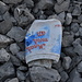 Unmittelbar unter der Felsstufe finde ich diesen zerdrückten Plasticbehälter. Richtig erstaunlich ist, dass er noch ein total verklebtes Gipfelbuch enthält. Siehe [http://www.hikr.org/gallery/photo1878646.html?post_id=99800#1 letztes Photo] im Bericht.