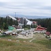 Start ausgangs Borovec der steilen Skipiste entlang hoch - Bildmitte, vor den Hotelkästen: Hotel Alpin