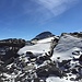 La cima del Monte Cistella emerge dalla giavina spruzzata di neve