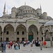 İstanbul: Im Innenhof der Sultan Ahmet Camii. Es ist die Hauptmosche İstanbuls; in Europa ist sie bekannter unter Namen „Blaue Moschee“.