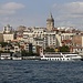İstanbul: Sicht über die 7km lange Bucht Haliç auf den Stadtteil Galata. Die Bucht heisst auf Deutsch „Goldenes Horn“ um das das Zentrum der Stadt auf hügeligem Gelände liegt. Der Turm ist der Galata kulesi.