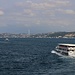 İstanbul: Blick von der Galata Köprüsü über den Boğaz (Bosporus) auf die asiatische Seite der Metropole zum Stadtteil Üsküdar. DIe Kontinente werden durch die Autobahnbrücke Boğaz Köprüsü miteinander verbunden.