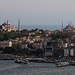 İstanbul: Aussicht vom Galata kulesi zu den beiden berühmtesten Moscheen der Stadt. Links ist die Ayasofya, rechts die Sultan Ahmet Camii.