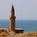 Gleich neben dem Gipfel des Van Dağı befindet sich eine kleine Moschee. Im Hintergrund strahlt das blaue Wasser vom Van Gölü.