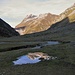 Il Guggernüll si riflette in una pozza presso l'Alpe Curciusa Bassa.