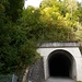 Das gesperrte Sträßlein hat einen (gar nicht so kurzen) Tunnel