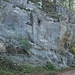 Schöne Felsen am Grat bei Côte sur Colliard. Der Weg führt noch kurz nach rechts, bevor er dann um 160° wendet und auf dem Grat als Singletrail nach links/Osten führt