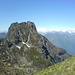 Cima Pedùm (im Hintergrund Monte Rosa). Der Aufstieg erfolgt rechts, dort wo die Grasflächen am weitesten hinunterreichen. 