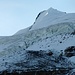 Doldenhorn mit Spuren. Unter dem Gletscherabbruch der Mast für die ferngesteuerte Lawinensprengung