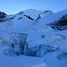 Vom Plateau über dem 2. Gletscherabbruch ist der Weiterweg klar ersichtlich - wenn nur die schön verschneiten Spalten nicht wären...: obere Kinfelsen, Kinflanke, Teufelsgrat, Täschhorn 