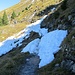 Beinhart gefrorene Reste eines Schneerutsches