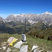 Das dezente Gipfelkreuz vor dem Schesaplana-Massiv