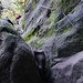 Oberhalb der langen Stahltreppe beginnt die Kraxelei.