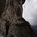 der Weg führt in vielen Kehren - Felsbänder ähnlich - bis zum Einstieg des Klettersteiges