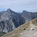 Unten im Tal die Gramaialm. Darüber (leicht rechts)  das Sonnjoch mit dem Bärenlahner rechts daneben und im Anschluss die Schaufelspitze.