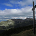 Gipfelkreuz Ochsenälpeleskopf mit Blick zum Niederstraußberggrat, Krähe, Hochplatte, Hochblasse und Großer Klammspitze