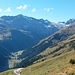 Blick ins hintere Almajurtal. Recht die Schmalzgrubenspitze, danaben die Valluge, im Hintergrund die Berge des Arlberger Klettersteiges