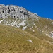Gipfelaufbau des Pimig; zuerst rechts im Gras, dann entlang der Felsen