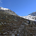 Abstieg entlang des Gletscherrandes (rechts schneebedeckt)
